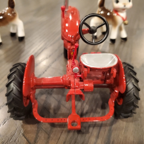 Vintage Ertl Classic McCormick 1/32" Scale Farmall Tractor - Picture 4 of 12